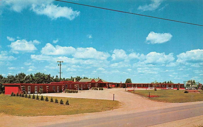 Pine Knoll Motel (Pioneer Motel, Pioneer Apartments) - Old Postcard Photo